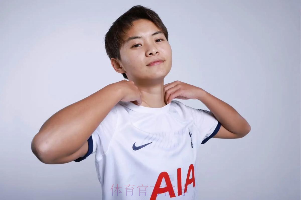 中国国家女子足球队球员王霜正式加盟法甲巴黎圣日耳曼足球俱乐部